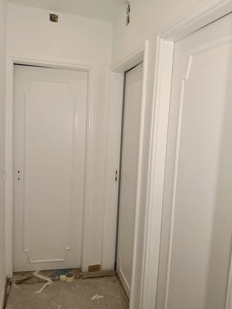 Hall com portas e paredes pintadas de branco