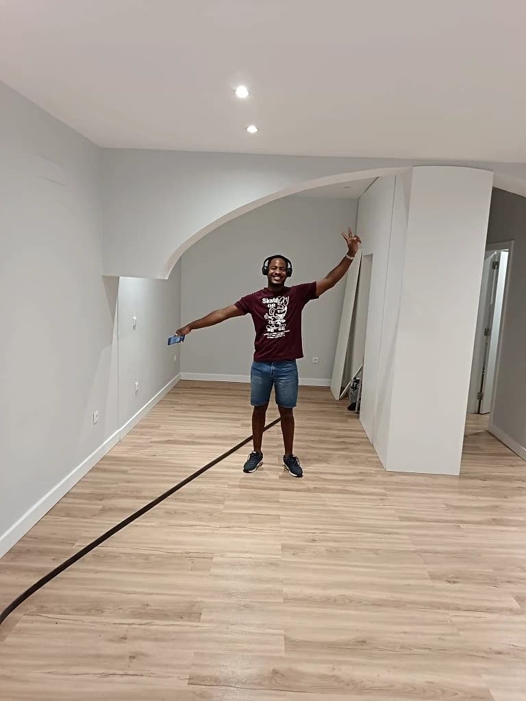 O Ilídio numa sala acabada, com arco e chão de madeira