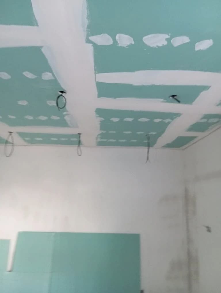 Teto em placas de pladur hidrófugas com juntas barradas